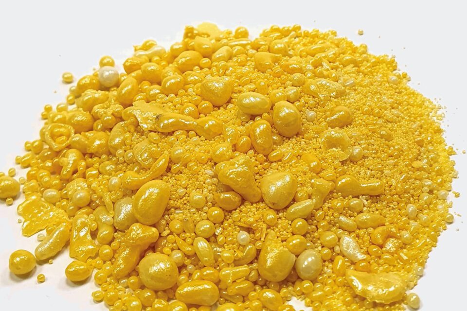 Zirkoniumoxid oder Zirkoniumdioxid, ein gelbes glänzendes Granulat