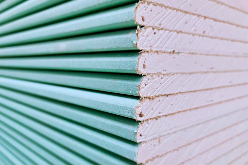 Auf der Baustelle werden Gipsplatten für den Innenausbau (Trockenbau) von Wänden und Decken verwendet